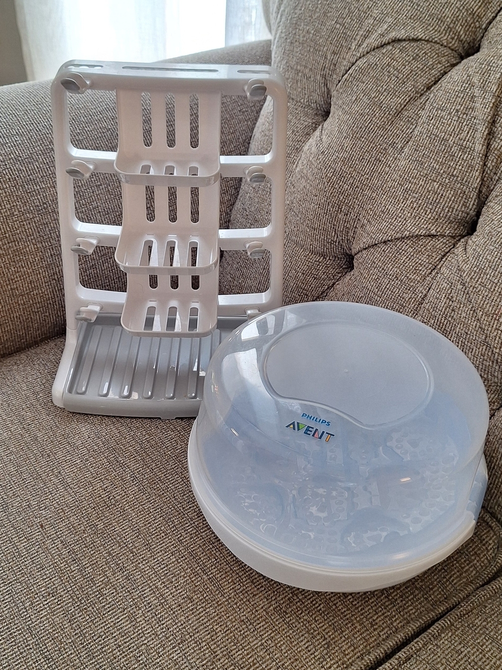 Philips Avent White Microwave Sterilizer + Munchkin Bottle Drying Rack